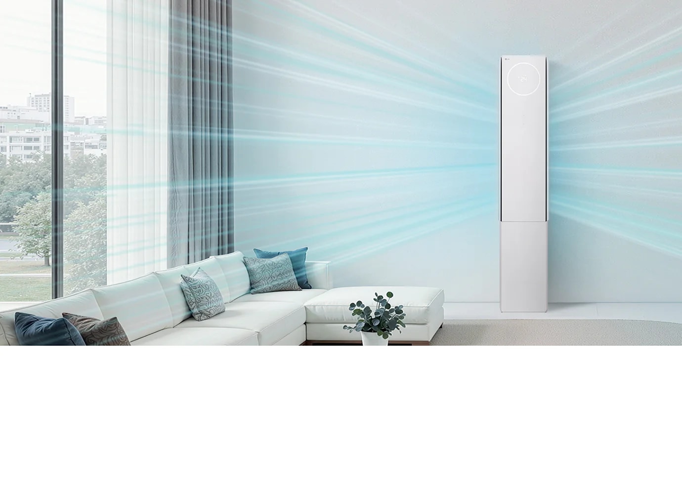 LG 휘센 AI 오브제컬렉션 뷰I 에어컨이 거실 벽면 앞에 설치되어 있으며, 상단의 원형 디지털 디스플레이에 온도 정보가 표시되어 있습니다. 에어컨 전면에는 3개의 팬이 보여지고 있고, 전면과 측면에서 연한 파란색 선 형태의 그래픽이 사방으로 퍼져 나가며 실내 전체로 기류가 확산되는 모습을 나타내고 있습니다. 거실에는 큰 창문을 통해 자연광이 들어오고, 왼쪽에는 밝은 색의 L자형 소파와 쿠션이 배치되어 있으며, 중앙에는 작은 테이블과 화분이 놓여 있습니다. 이 이미지는 3개의 팬이 돌면서 에어컨 양쪽 토출구를 통해 강력한 바람이 나오는 실내 공간을 시각적으로 표현하고 있습니다.