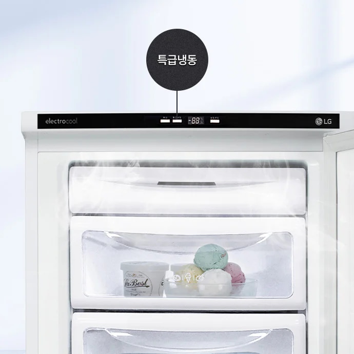 냉장고의 문이 열려 있으며, 내부에 아이스크림이 담긴 용기와 아이스크림 볼이 보입니다. 상단에는 electrocool과 LG 로고가 있으며, 디지털 온도 표시기가 있습니다. 특급냉동이라는 문구가 강조되어 있습니다.