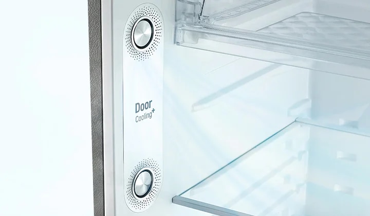 냉장고 내부의 일부가 보이며, 두 개의 원형 통풍구가 있습니다. 통풍구 사이에 Door Cooling+라는 텍스트가 적혀 있습니다. 투명한 유리 선반이 있고, 시원한 공기가 흐르는 모습이 표현되어 있습니다.